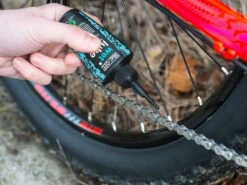 MUC-OFF Lubrifiant Chaîne Conditions Humides - Burette 120ml 7 MUC-OFF Lubrifiant Chaîne Conditions Humides - Burette 120ml -BMC Soldes Boutique muc off lubrifiant chaine conditions humides burette 120ml 3